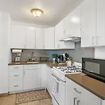 Sleek 1-Bedroom Apt In Chicago - East Park Tower 0610 Rep