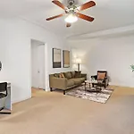 Sleek 1-Bedroom Apt In Chicago - East Park Tower 0610 Rep