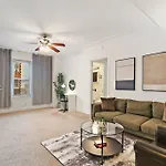 Sleek 1-bedroom In - East Park Tower 0610 Rep Apartment