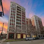 Sleek 1-Bedroom Apt In Chicago - East Park Tower 0610 Rep