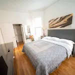 Apartment Club Salon Sleeps 10-20 Free Parking & Tv