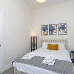 Mccormick Place Charming 3Br Suite With Optional Parking Sleeps 8 Guests Near Soldier Field And Lakefront Trail