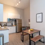 Mccormick Oasis With Balcony, Optional Parking, Patio And Gym Sleeps 6 Near Mccormick Place, Grant Park, Soldier Field & Museum Campus