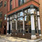 Lincoln Park Light-filled Loft Apartment *