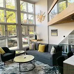 Lincoln Park Light-filled Loft Apartment