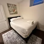 West Town Hideaway Sleeps 18 Plus With Parking!