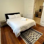 Vintage-Modern Hideaway In Logan Square