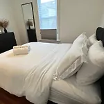 Vintage-Modern Hideaway In Logan Square