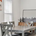 Spacious Hideaway Minutes From Downtown With Parking