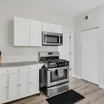 Spacious Hideaway Minutes From Downtown With Parking