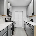 The Chic Urban Oasis Near The Lake! Apartment *
