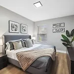 The Chic Urban Oasis Near The Lake! Apartment