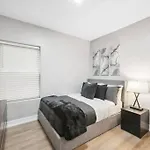 Apartment The Chic Urban Oasis Near The Lake! *