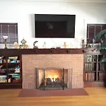 Bootlegger House Sleeps 10-20 Free Tv & Parking