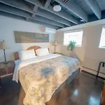 Bootlegger House Sleeps 10-20 Free Tv & Parking