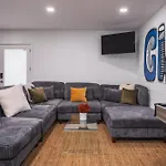 Modern Townhome With King Suite & Private Patio