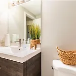 Cozy 2 Brm Mins Away From United Center Apartment *