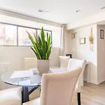 Cozy 2 Brm Mins Away From United Center Apartment Chicago