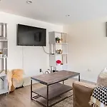 Cozy 2 Brm Mins Away From United Center *
