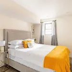 Cozy 2 Brm Mins Away From United Center