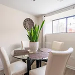 Cozy 2 Brm Mins Away From United Center Chicago