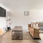 Cozy 2 Brm Mins Away From United Center Apartment Chicago