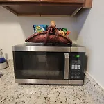 Chateau De Woodlawn - Peaceful 3 Bedroom Apartment.