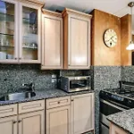 Brownstone In Gold Coast - Downtown