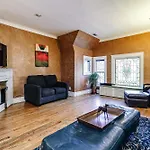 Brownstone In Gold Coast - Downtown