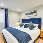 Stylish Chicago Retreat, Walk To Loyola University