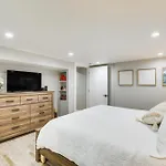 Stylish Retreat: Walk To Loyola Holiday home