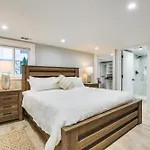 Stylish Retreat: Walk To Loyola *