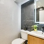 Stylish Retreat: Walk To Loyola Holiday home