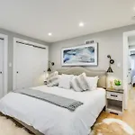 Stylish Retreat: Walk To Loyola Holiday home Chicago
