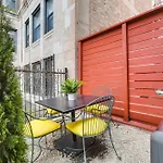 Stylish Chicago Retreat: Walk To Loyola University