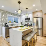 Stylish Retreat: Walk To Loyola Holiday home Chicago