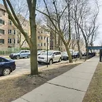 Stylish Chicago Retreat: Walk To Loyola University