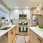 Stylish Retreat: Walk To Loyola Holiday home Chicago