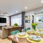 Stylish Retreat: Walk To Loyola Holiday home Chicago
