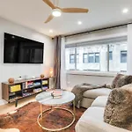 Stylish Retreat: Walk To Loyola Holiday home