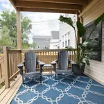 Cozy Garden Unit Located In North Center