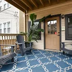 Cozy Garden Unit Located In North Center