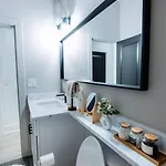 The Brown House - A Luxurious Uchicago Campus Apartment