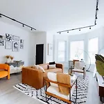 The Brown House - A Luxurious Uchicago Campus Apartment *