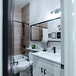 The Brown House - A Luxurious Uchicago Campus *