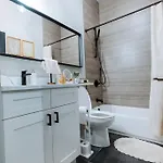 The Brown House - A Luxurious Uchicago Campus Apartment