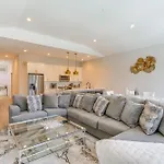 7 Mi To Downtown Luxe Apartment Chicago