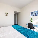 3Br Luxury Glass Apartment With Views Pool & Gym