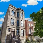 Spacious 3 Bedroom Apartment Close To Downtown