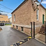 Stylish 2 Bdr Coach House Steps From The Lake